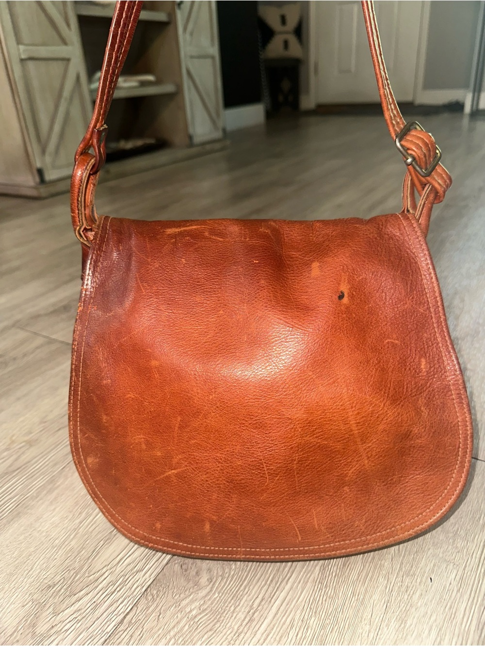 Vtg 70’s Boho Distressed Cognac Brown Leather Saddle Bag Shoulder Purse